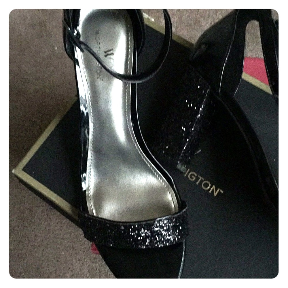 Black sandals with glitter heel and toe strap
